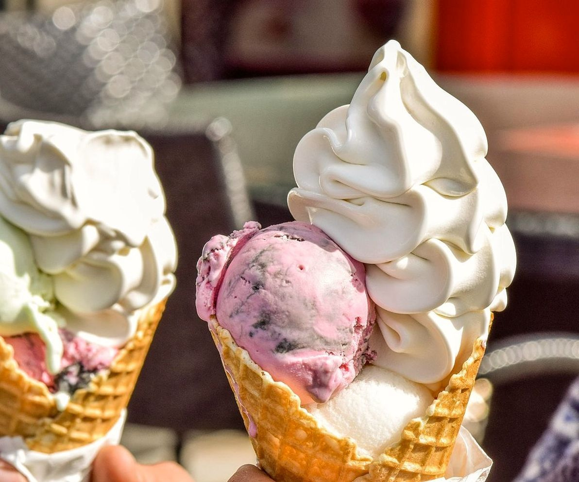 Vitrin camının arkasında renkli dondurma ve gelato seçenekleri