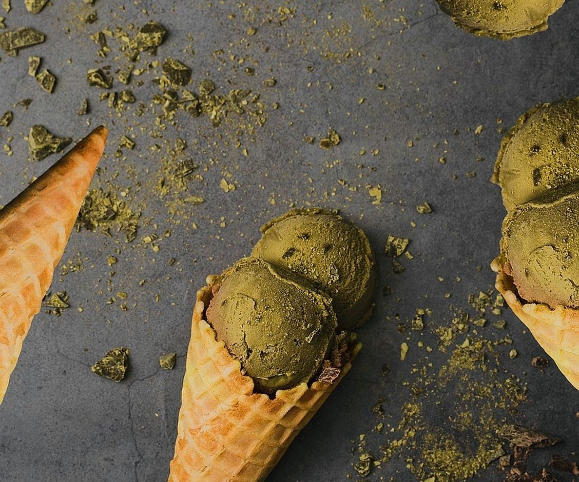 Ustanın el ile gelato karışımını şekillendirmesi