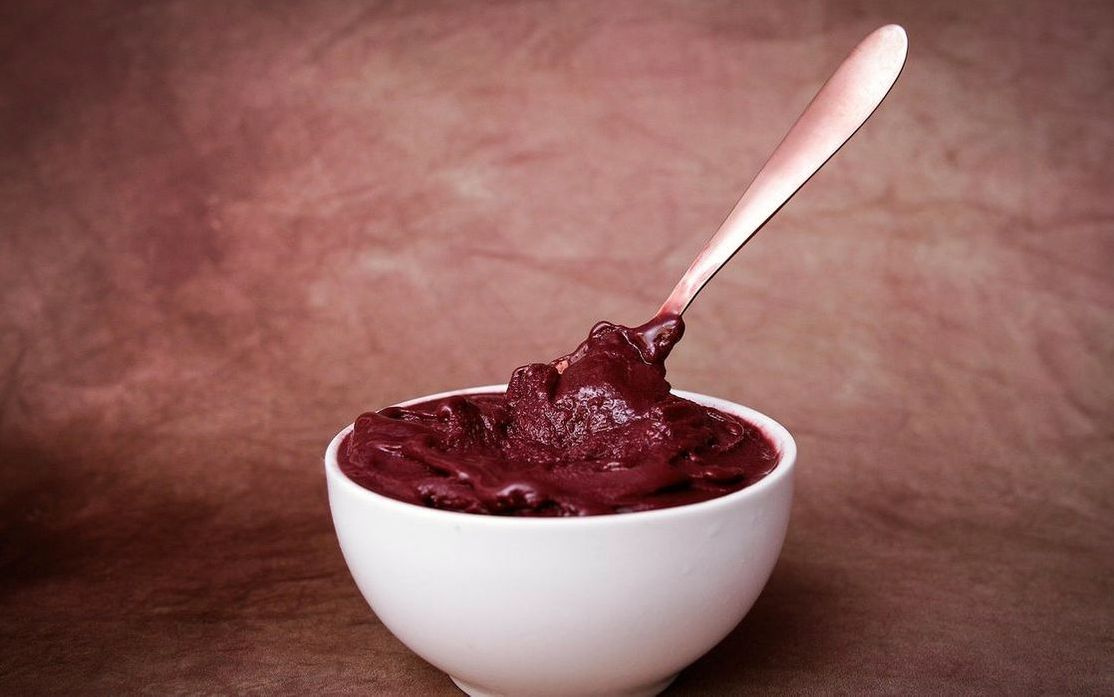 Artisanal çikolata-fındık gelato'sunun yakın görüntüsü