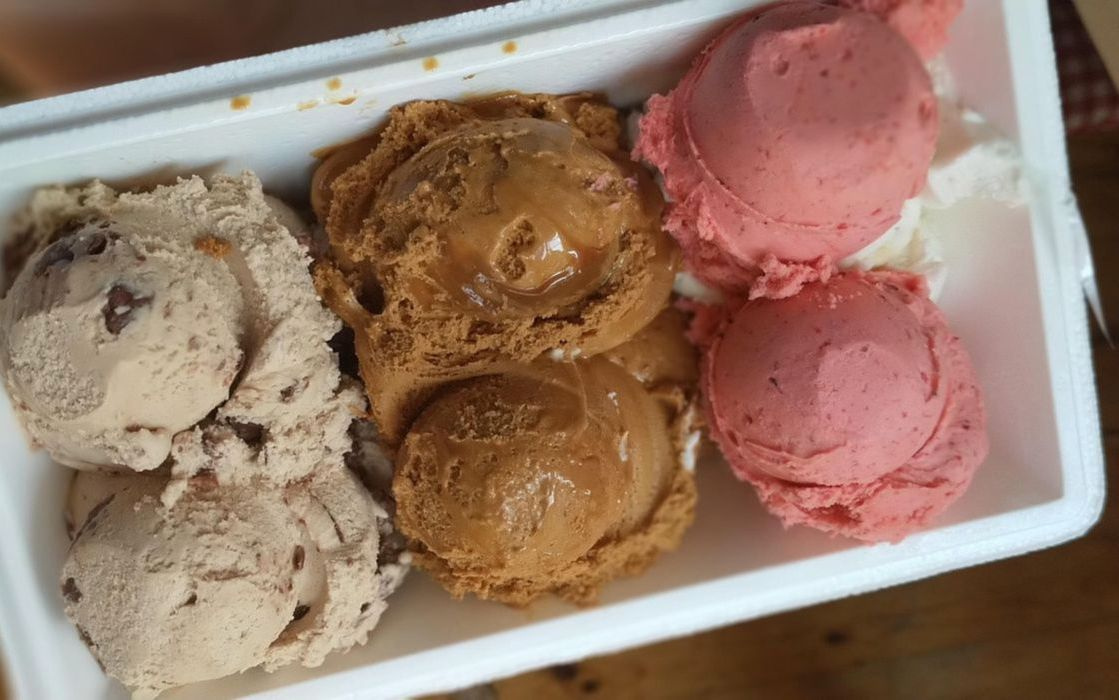 Klasik vanilya gelato kepçesi, kaşık ile